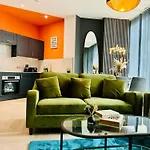 Next To Brighton Beach 3 Bedroom & 2 Bathroom Flat Sleep 12 Guests