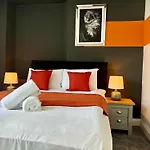 Next To Brighton Beach 3 Bedroom & 2 Bathroom Flat Sleep 12 Guests