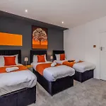 Stylish 3 Bedroom Apartment Next To Brighton Beach And Shopping Center
