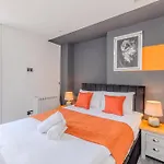 Stylish 3 Bedroom Apartment Next To Brighton Beach And Shopping Center