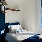 3 Bedrooms -5 Minutes Walk From Brighton Train Station - Contractors, Families, And Larger Groups - Sleeps 7