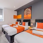 Super Central 3 Bedroom Flat Next To Brighton Beach & Shopping Center Sleep 10 Guests