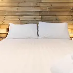 Host & Stay - Grafton Woodshack