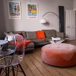 Elegant Central 2 Bed Apartment With Garden