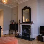 Elegant Central 2 Bed Apartment With Garden