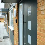 Central Modern Mews Apartment Pass The Keys