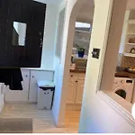 Spacious Room In A Tranquil , Comfortable Brighton City Apartment