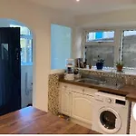 Spacious Room In A Tranquil , Comfortable Brighton City Apartment