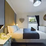 Stylish Maisonette With Hot Tub