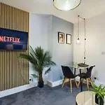 Stylish Maisonette With Hot Tub