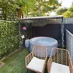 Stylish Maisonette With Hot Tub