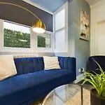 Stylish Maisonette With Hot Tub