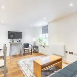 Charming & Chic, Cosy Beach Nest, Just 2-Min Walk!