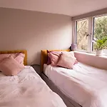 Elegant Brighton Retreat With Private Parking & Garden