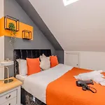 Stylish 2-Br Apt For 7 Guests Plus Free Parking In Church Road