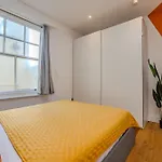 Free Parking I Beautiful Pad I Next To Brighton Beach I 2 Bedroom Flat