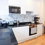 Luxury Apartment I Next To Brighton Beach And Shopping Center