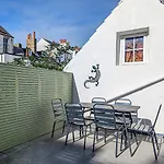 Marine Cottage - Parking - By Brighton Holiday Lets