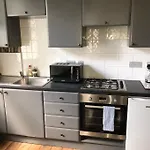 1 Large Comfy Garden Studio - Prime Location