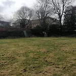 1 Large Comfy Garden Studio - Prime Location