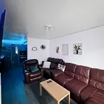 Family Holiday Home With Hot Tub & Sauna Sleeps 8
