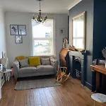Poets Place - Lovely 4 Bedroom Townhouse With Garden