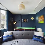 Pool Table Brighton 4 Bed Flat For 6 Guests