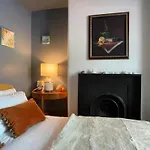 Stylish 2-Bedroom Townhouse Next To Brighton Station
