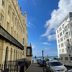 Beautiful 2 Bedroom Flat Next To Brighton Beach Sleep 6
