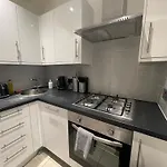 Beautiful 2 Bedroom Flat Next To Brighton Beach Sleep 6
