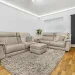 Great Spacious House With Parking And Garden