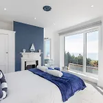 Wave Watcher- 4 Bed Sea View Home
