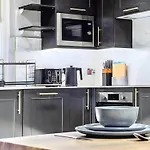 Bright & Modern 3-Bed Apartment