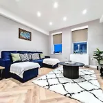 Bright & Modern 3-Bed Apartment