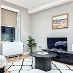 Bright & Modern 3-Bed Apartment