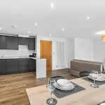 Spacious 2 Bed Flat In Brighton Close To Beach, Hospital, Racecourse & Brighton College