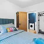Modern Flat By Train St & Must-See Sights