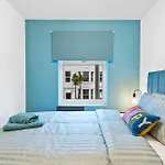 Modern Flat By Train St & Must-See Sights