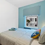 Modern Flat By Train St & Must-See Sights