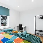 Modern Flat By Train St & Must-See Sights