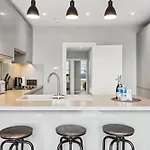 \'Brighton Heights\' Premium Central 2 Bedroom Flat By The Sea