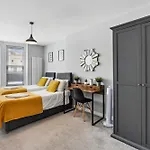 \'Brighton Heights\' Premium Central 2 Bedroom Flat By The Sea