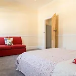 Classic Victorian House Sleeps 8 In East Brighton