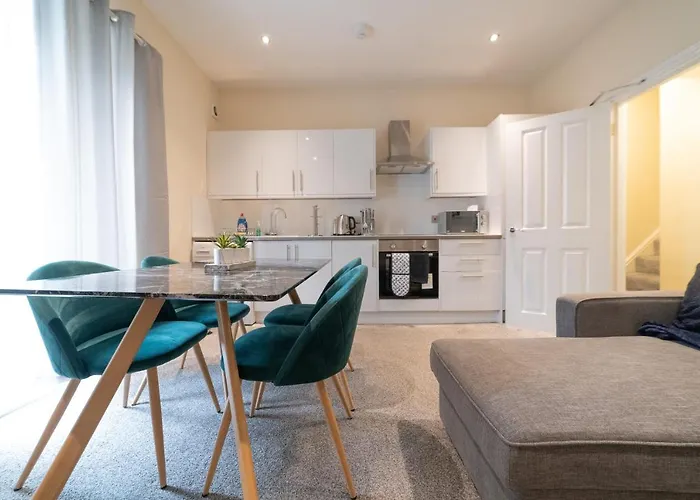 Luxury 3 Bedroom Apartment Near Brighton Beach