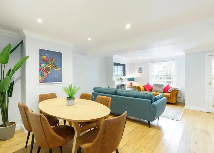 Beautiful Central 3-Bed W/Roof Terrace & Parking