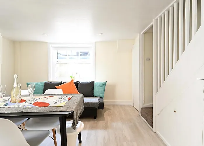 Homey Downtown Brighton Two Bedroom Townhouse Near Sea Front, Up To 7 Guests