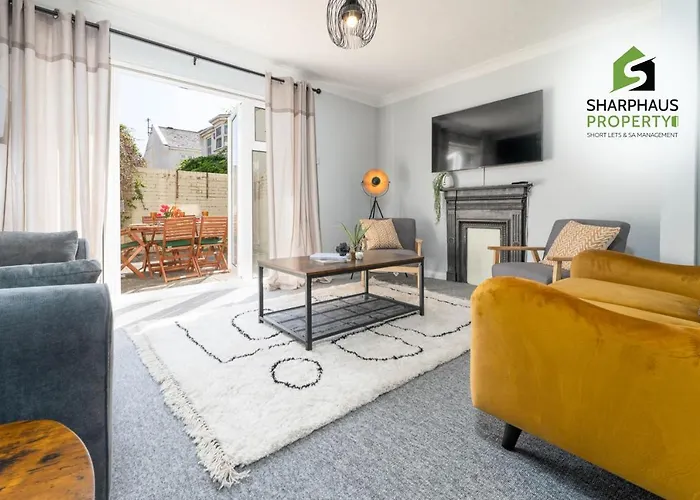 Beautiful 3 Bed House That Sleeps 6 Guests With Courtyard & Free Parking By Sharphaus Short Lets & Serviced Accommodation Management
