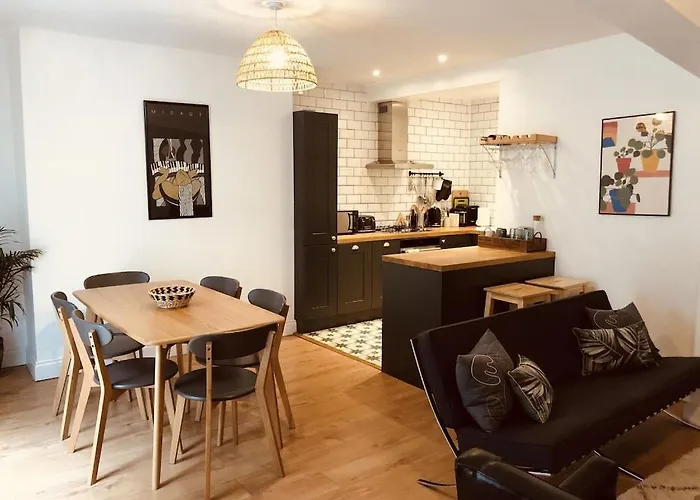 Central Brighton Flat, 3 Bedrooms, Sleeps 6, Close To Shops And Beach