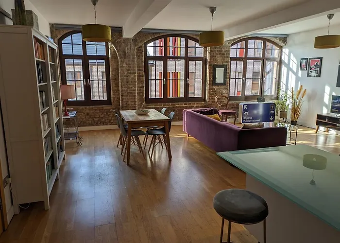 Loft Style 2-Bed 2-Bath In North Laines