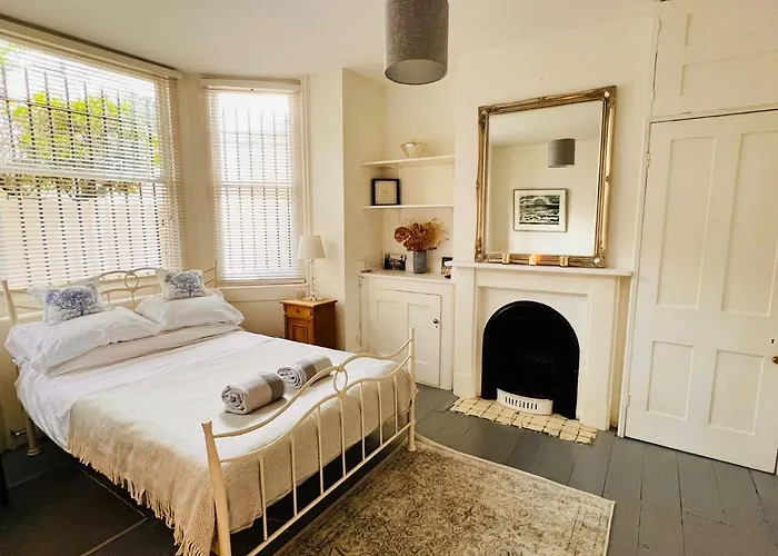 Pretty Studio, 2 Minutes To Beach! Self-Contained.